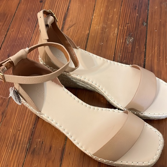 NWT: size 8W - 2.5” espadrille wedge sandals in beige - Picture 5 of 9